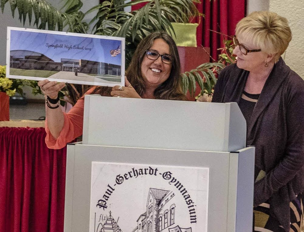 Schulpartnerschaft zwischen der Springfield High School und dem Paul-Gerhardt-Gymnasium Gräfenhainichen bedeutet auch Freundschaft zwischen Deutschlehrerin Niki Sage und Englischlehrerin Uta Böttcher.