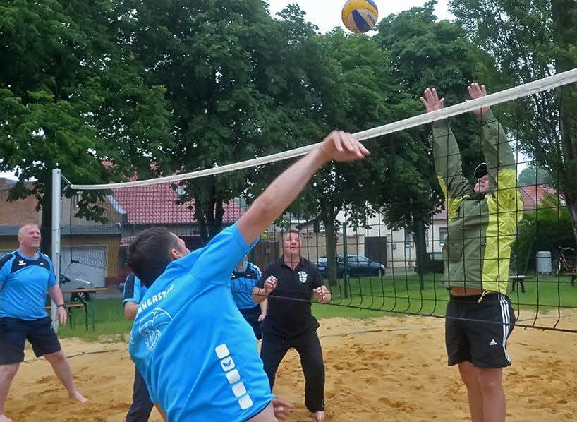 Beim Sportfest wurde auch Volleyball gespielt.
