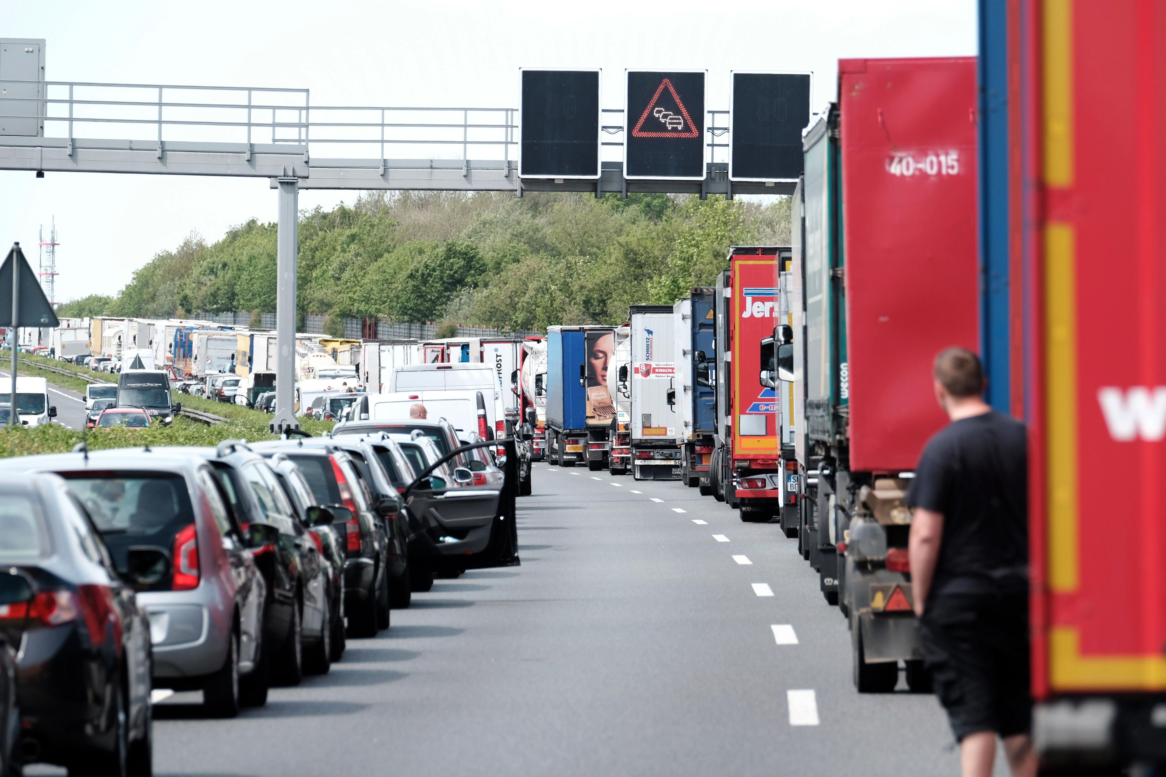 Bei der Bildung einer Rettungsgasse gelten neue Regeln.