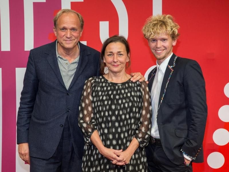 Ulrich Tukur (l), Steffi Kuehnert und Simon Jensen stellen auf dem Filmfest Hamburg ihren Film „Herr Lenz reist in den Frühling” vor. Foto: Georg Wendt