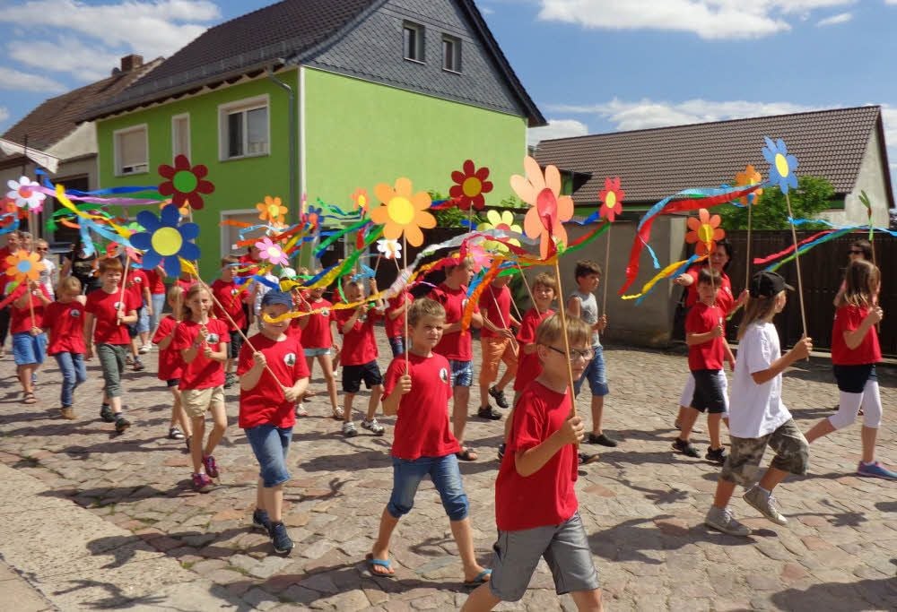 Die Grundschulkinder beim fröhlichen Auszug vom Schulgebäude zum Festplatz am Schützenhaus