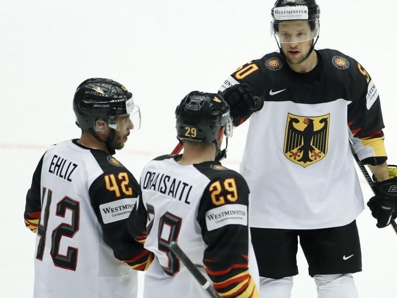 Die deutsche Mannschaft um Leon Draisaitl (M) hat gegen Südkorea den erwarteten Pflichtsieg eingefahren. Foto: Petr David Josek/AP