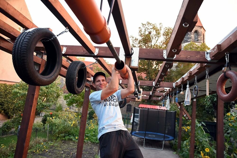 Michél Korpás hat sich seinen eigenen „Ninja Warrior“-Parcours gebaut. Dort trainiert er fast täglich.
