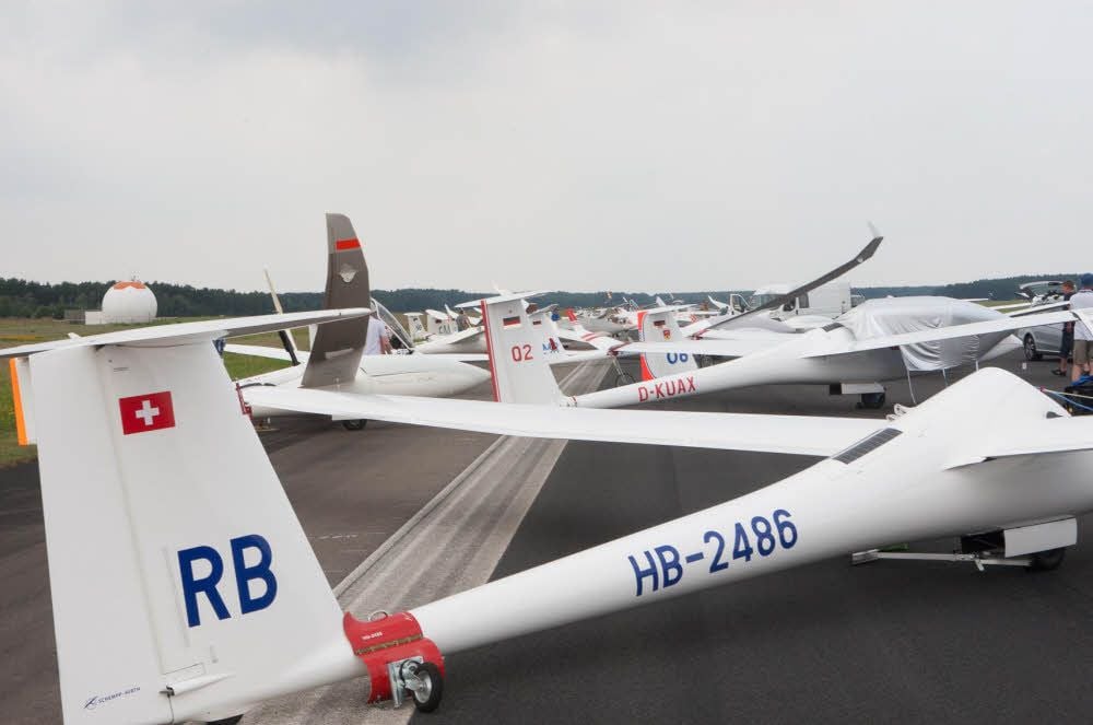Nach dem tragischen Unglück am Freitag blieben am Sonnabend die Segelflugzeuge im Fliegerhorst Holzdorf am Boden.