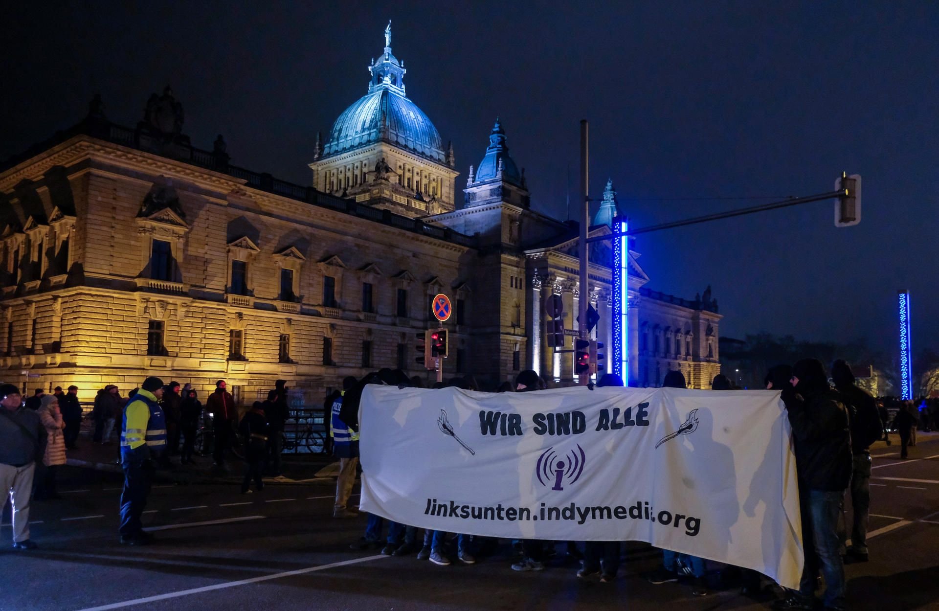 Teilnehmer einer linken Demonstration halten vor dem Bundesverwaltungsgericht ein Transparent mit der Aufschrift „wir sind alle linksunten.indymedia.org“.