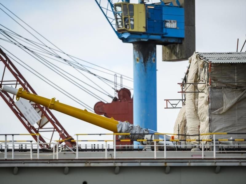 Der Bugspriet der „Gorch Fock” ragt im Trockendock aus der Überdachung. Foto: Mohssen Assanimoghaddam