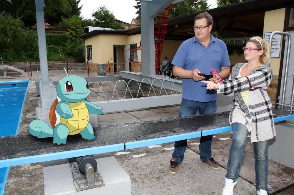 Ein echtes Wasser-Pokémon im Sangerhäuser Stadtbad: Antonia Berger weiht Nico Scherbe in die Kunst der Monsterjagd ein.