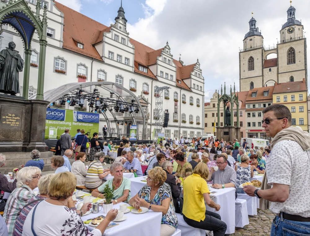 Bei der Kaffeetafel für den Frieden am Mittwochnachmittag auf dem Wittenberger Marktplatz blieb kaum ein Platz frei.