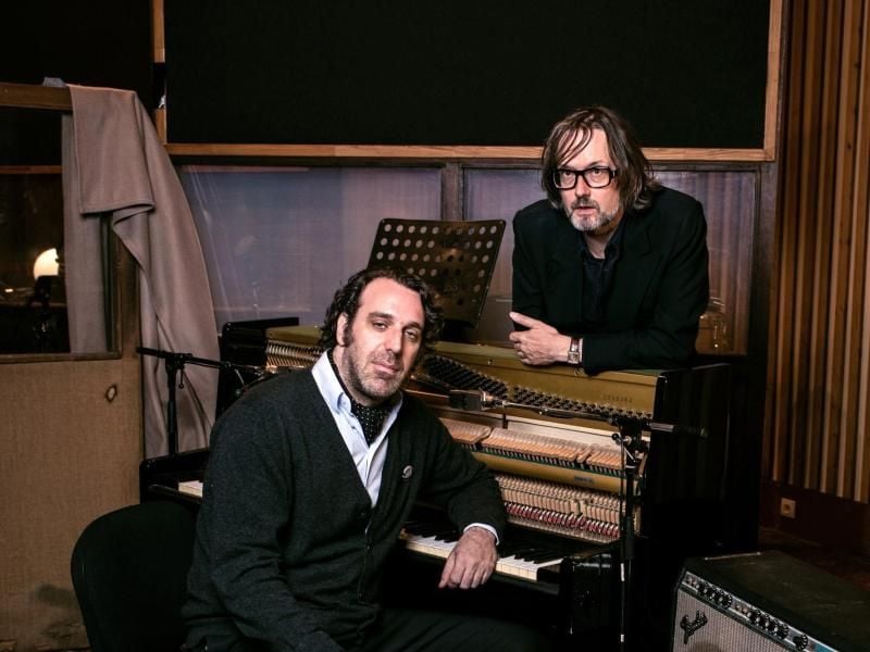 Jarvis Cocker (r) und Chilly Gonzales wandeln zwischen Traum und Realität. Foto: Alexandre Isard/Deutsche Grammophon