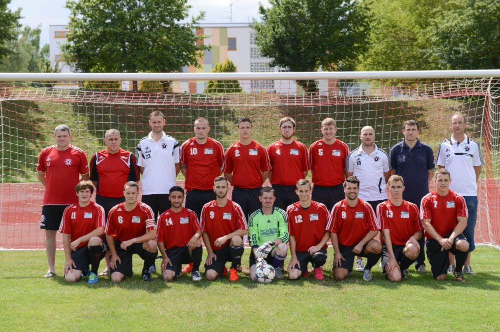 BSC Laucha, hinten, v.l.: Vizepräsident Jörg Jose, Sportlicher Leiter Heiko Kreitel, Trainer Sven Spitzer, Sebastian Zimmermann, Matthias Meissner, Daniel Ulrich, Alexander Saal, Trainer Ronny Starch, Präsident Ralf Nohl, Pressewart Sandro Kannis; vorn, v.l.: Thomas Stichling, Mario Bothe, Judi Hussain, Lucas Hoffmann, Enrico Starch, Florian Jäger, Christoph Apitz, Erik Ulrich, Steven Walther.