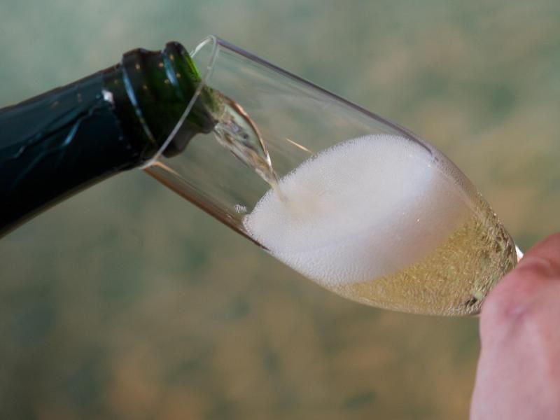 Sekt wird in ein Glas gegossen. Foto: Peter Endig/Archiv