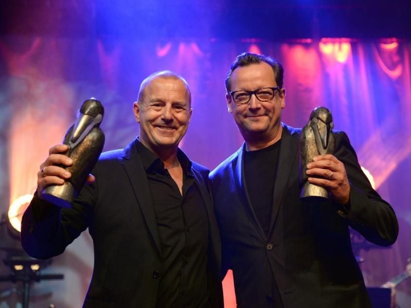 Heino Ferch (l) und Matthias Brandt freuen sich über ihre Blei-Raben. Foto: Harald Tittel