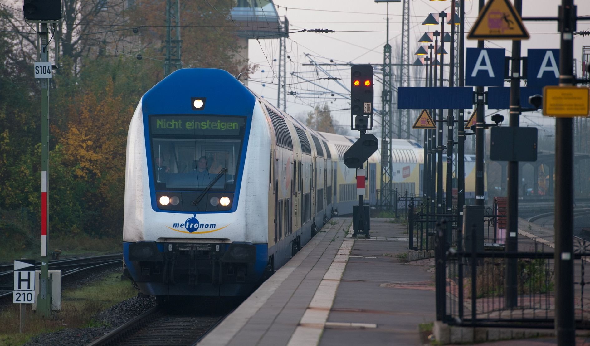 Ein Zug fährt in den Bahnhof in Uelzen (Niedersachsen) ein.