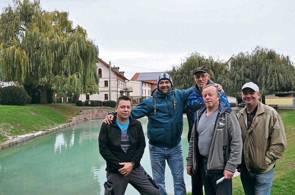 Dank eines breiten Netzwerks von Unterstützern haben Hans-Peter Lehmann, Marcus Einicke, Andreas Schauseil, Lothar Schröter und Silvio Mey (von links) in wenigen Wochen viel geschafft. Der lange zugewucherte Teich ist nun wieder ein besonderer Blickfang im Ort.