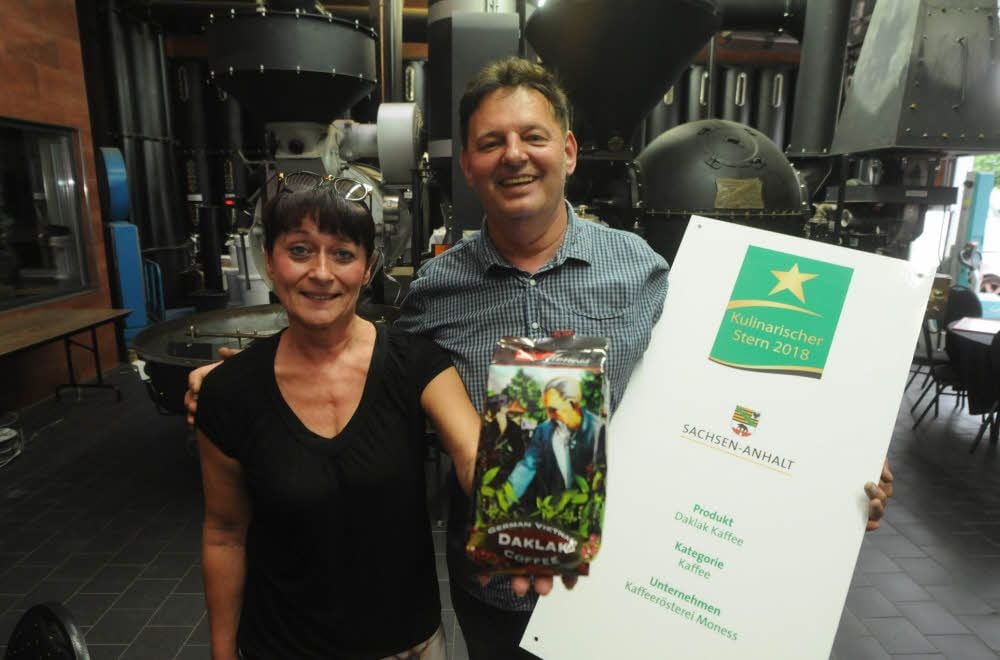 Enrico Pierard und seine Frau Ina präsentieren den Daklak-Kaffee aus Vietnam, für den die Moness-Kaffeerösterei in Balgstädt jüngst mit der Auszeichnung „Kulinarischer Stern Sachsen-Anhalt“ geehrt wurde.