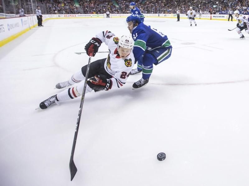 Dominik Kahun (l) verlor mit den Blackhawks in Vancouver. Foto: Darryl Dyck/The Canadian Press/AP