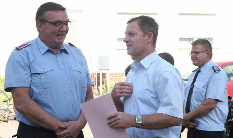 Zahna-Elsters Bürgermeister Peter Müller (M.) überbringt Glückwünsche und Präsente. Links Ortswehrleiter Roland Fricke, rechts Stadtwehrleiter Heiko Plewa.