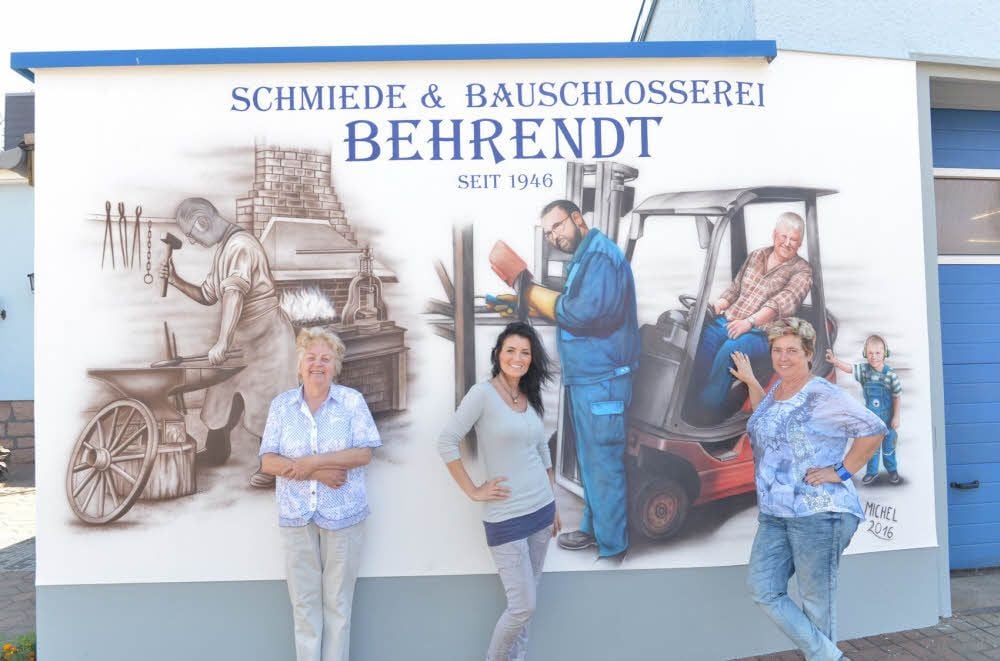An der Seite der Männer im Unternehmen stehen starke Frauen: Lilli, Colleen und Janette Behrendt (v.l.). Das Bild stammt von Thomas Michaelis.