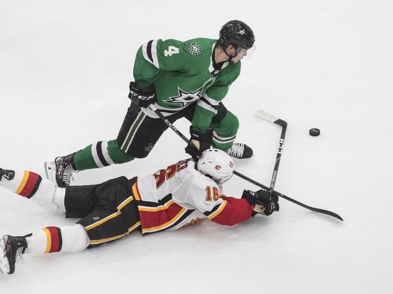Tobias Rieder (vorne) von den Calgary Flames gegen Miro Heiskanen von den Dallas Stars. Foto: Jason Franson/The Canadian Press/AP/dpa