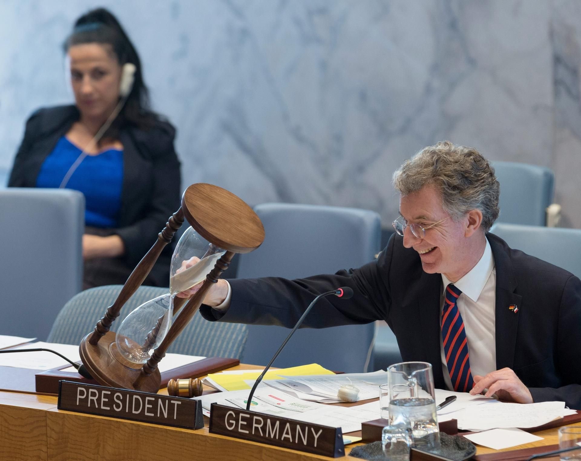 Christoph Heusgen, UN-Botschafter von Deutschland, dreht während einer Sitzung des UN-Sicherheitsrates eine Sanduhr.