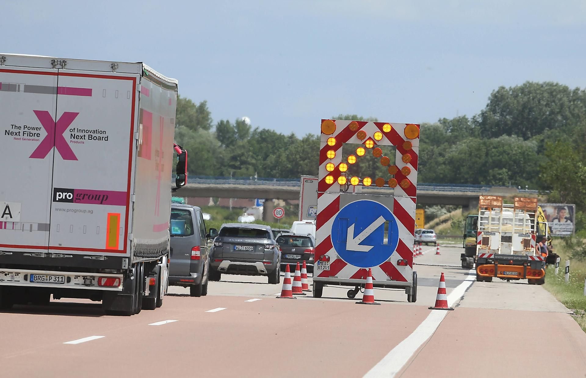 Blinkende Hinweisschilder warnen vor einer Baustelle auf der Autobahn.