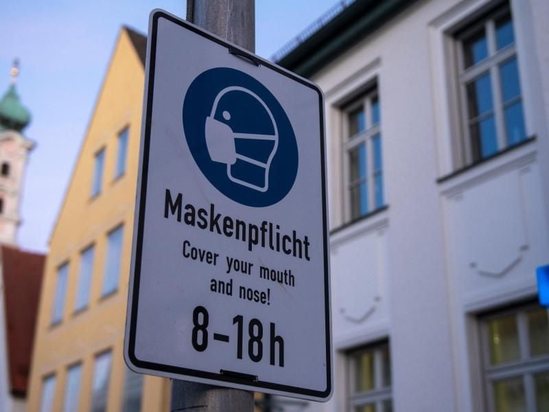 Hinweis auf die Maskenpflicht im bayerischen Aichach. Foto: Stefan Puchner/dpa