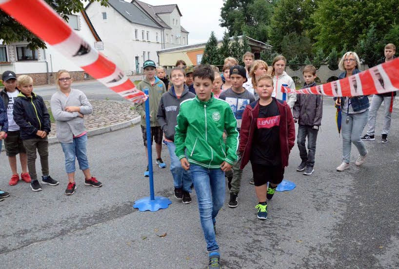 Ab durch den toten Winkel. Die Fünftklässler aus Elster sind auf diesen Metern bis zur Tür für den Busfahrer unsichtbar.