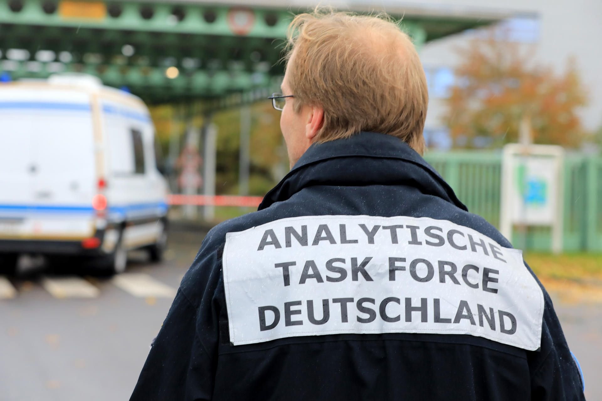 Ein Mitarbeiter der „Analytische Task Force Deutschland" steht vor dem Tor des Paketdienstleisters Hermes.