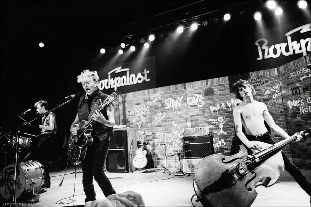Die amerikanischen Rockabilly-Punks Brian Setzer (M.), Slim Jim Phantom und Lee Rocker waren Anfang der 80er als Stray Cats im Rockpalast - letzte Woche erst gastierte Setzer auf der Leipziger Parkbühne.