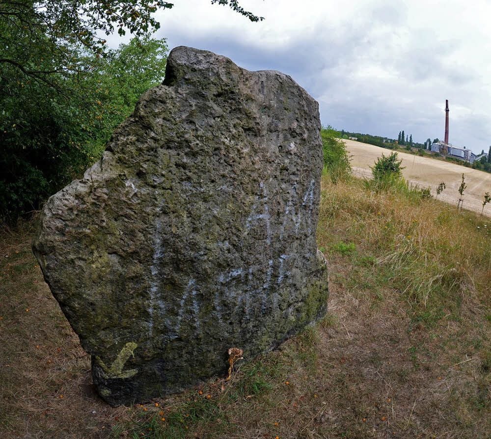 Die Speckseite, ein aus Braunkohlenquarzit bestehender Menhir (Hinkelstein), wurde von Unbekannten beschmiert.