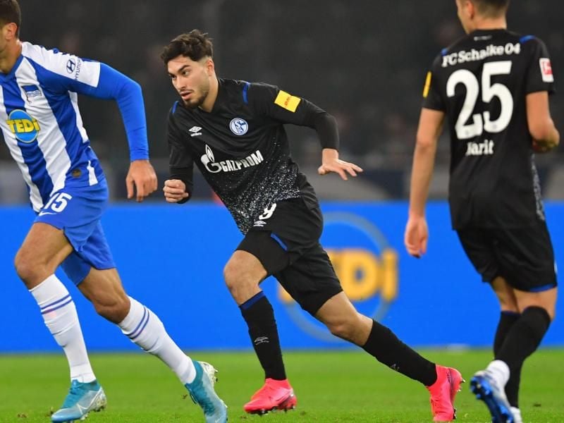 Hat sich beim Spiel in Berlin verletzt: Suat Serdar von Schalke. Foto: Soeren Stache/dpa-Zentralbild/dpa