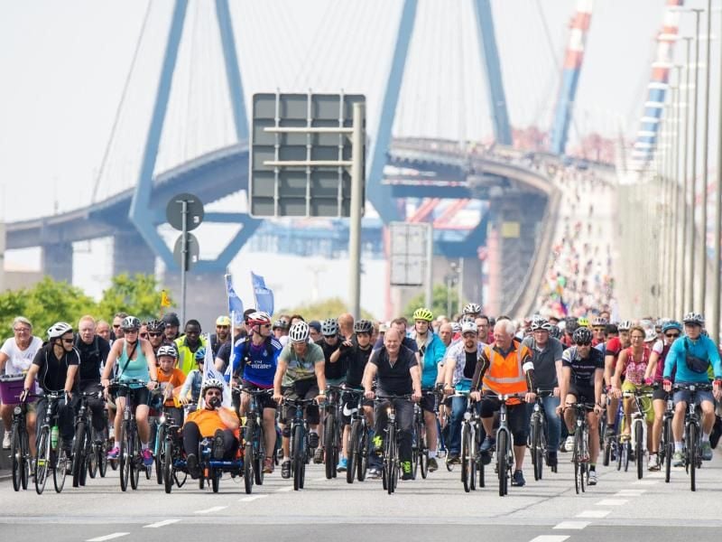 Teilnehmer einer Fahrradsternfahrt fahren mit ihren Fahrrädern über die Köhlbrandbrücke. Foto: Daniel Bockwoldt/Archivbild