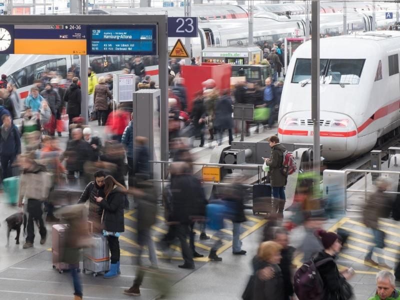 Bahn statt Flieger: Zumindest für die Urlaubsreise ins europäische Ausland ist das oft noch die Ausnahme. Foto: Tobias Hase