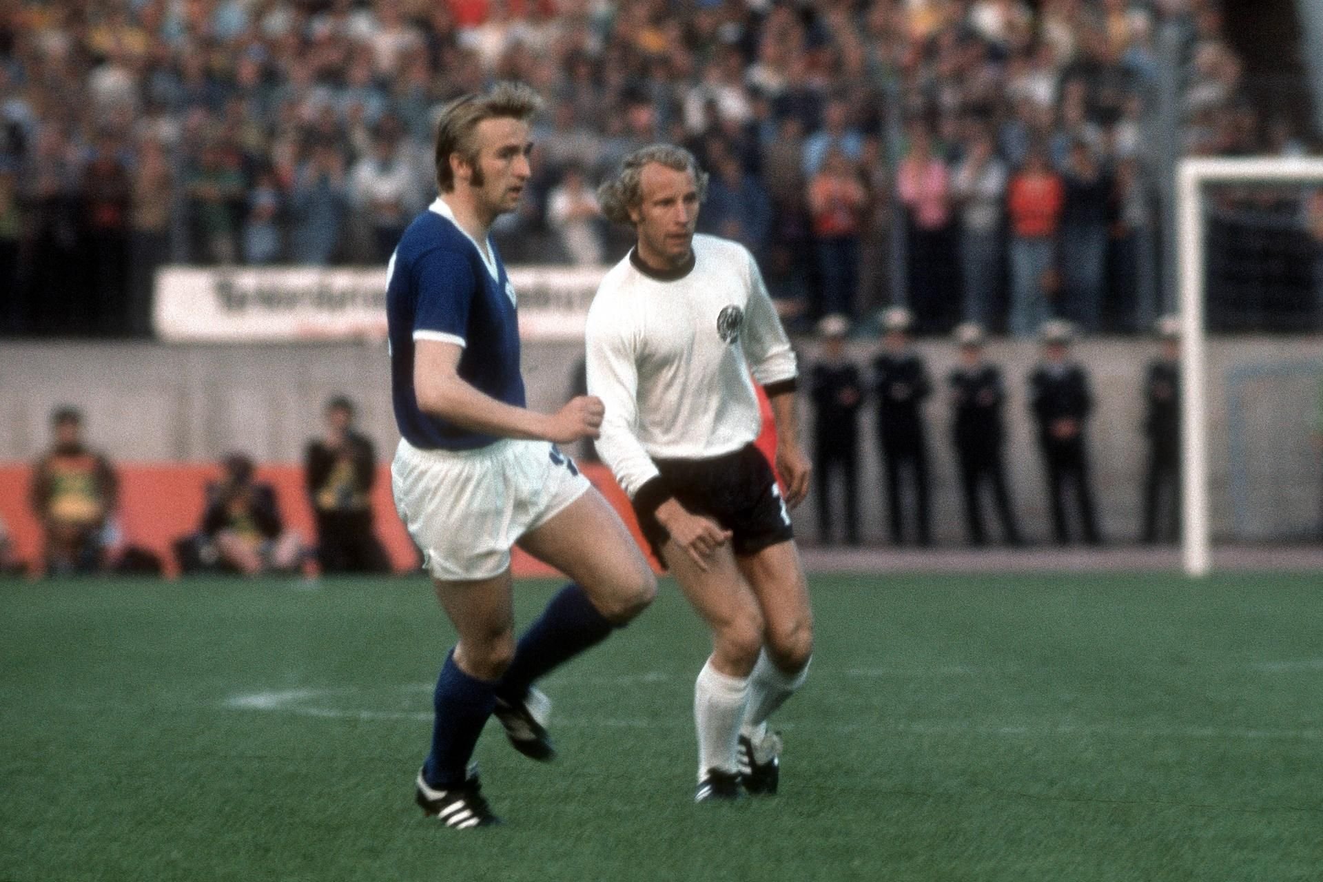 DDR-Nationalspieler Siegmar Wätzlich bei der WM 1974 mit Berti Vogts.