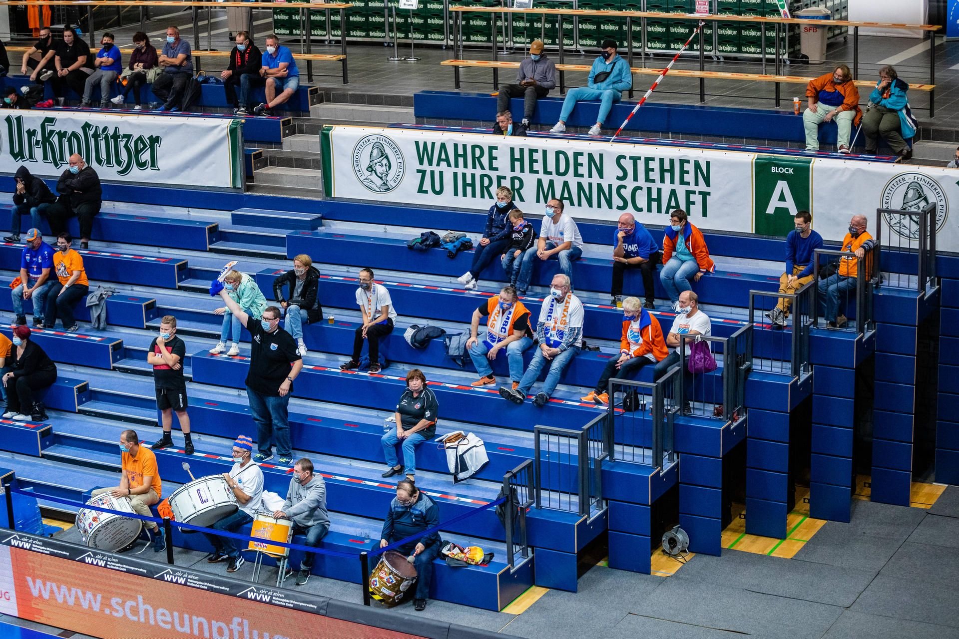 MBC-Fans sehen unter Corona-Bedingungen ein Spiel.