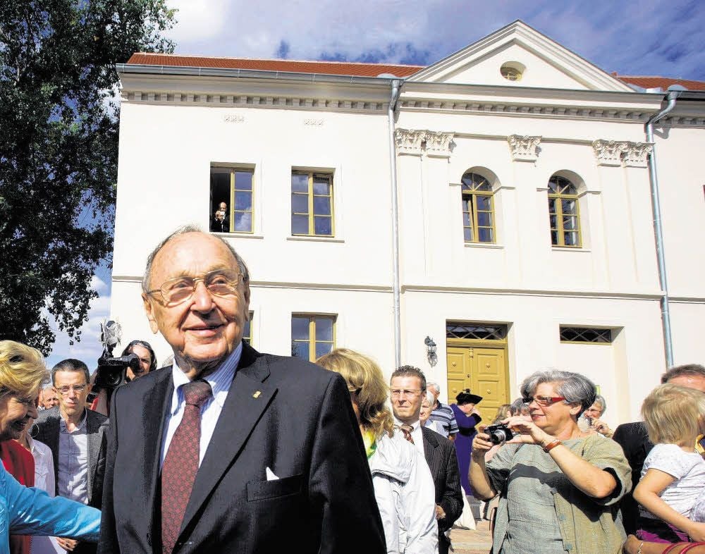 Genscher hatte sein Geburtshaus 2010 zur Eröffnung als Begegnungsstätte besucht.