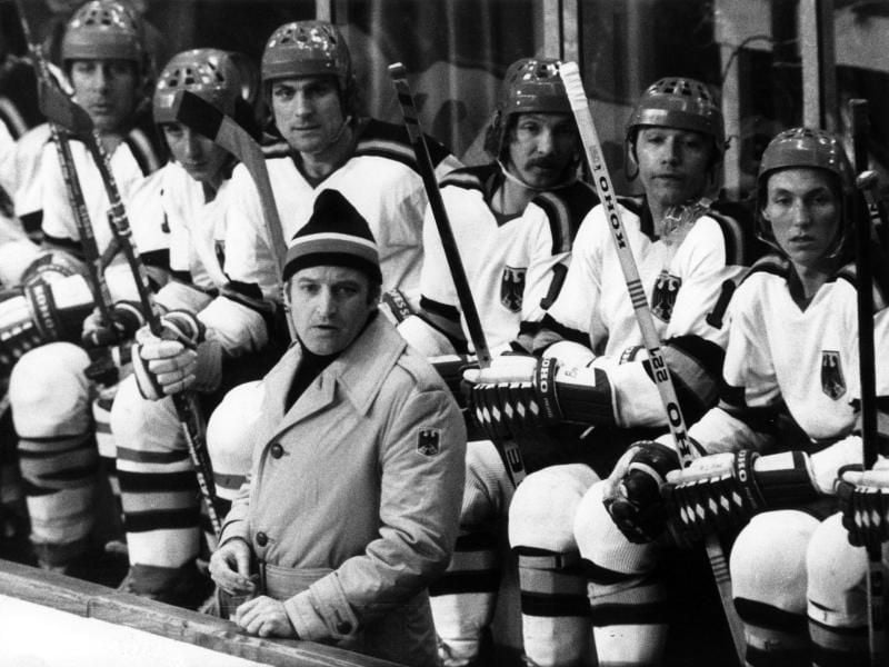 Bundestrainer Xaver Unsinn 1976 mit der deutschen Eishockey-Mannschaft bei den Olympischen Spielen in Innsbruck. Foto:dpa