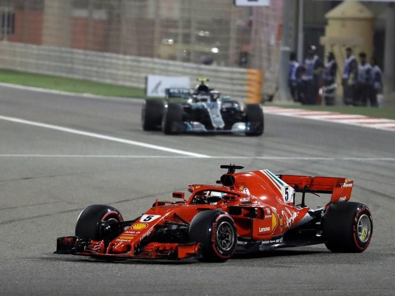 Sebastian Vettel führt mit seinem Ferrari, gefolgt von Mercedes-Pilot Valtteri Bottas, das Feld an. Foto: Luca Bruno/AP