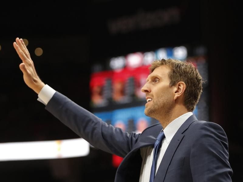 Momentan neben dem Court: Dirk Nowitzki. Foto: John Bazemore/AP