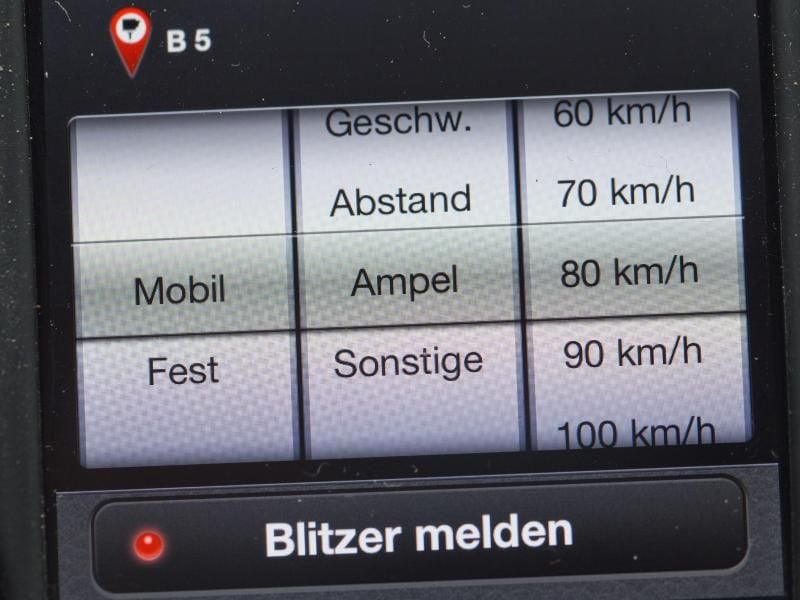 Benutzen Autofahrer eine Warn-App für Geschwindigkeitskontrollen, können Behörden ein Bußgeld von 75 Euro verhängen.