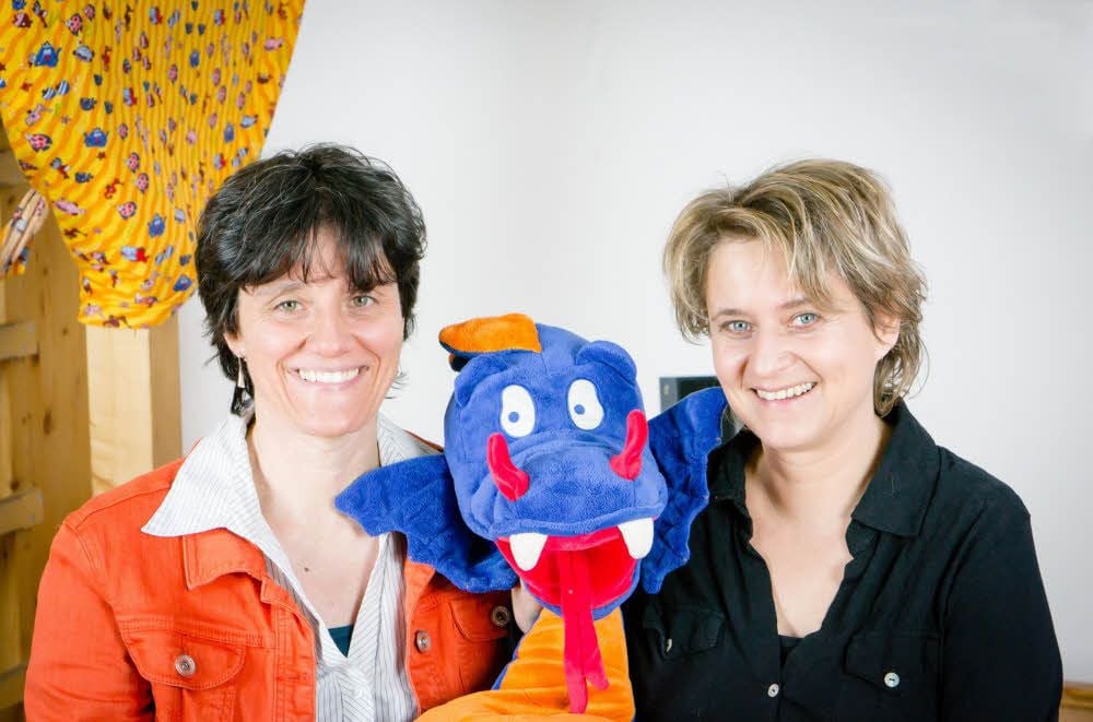 Dr. Sabine Ahrens-Eipper (links) und Katrin Nelius nutzen die Plüsch-Figur bei ihrer speziellen Therapie für Kinder.