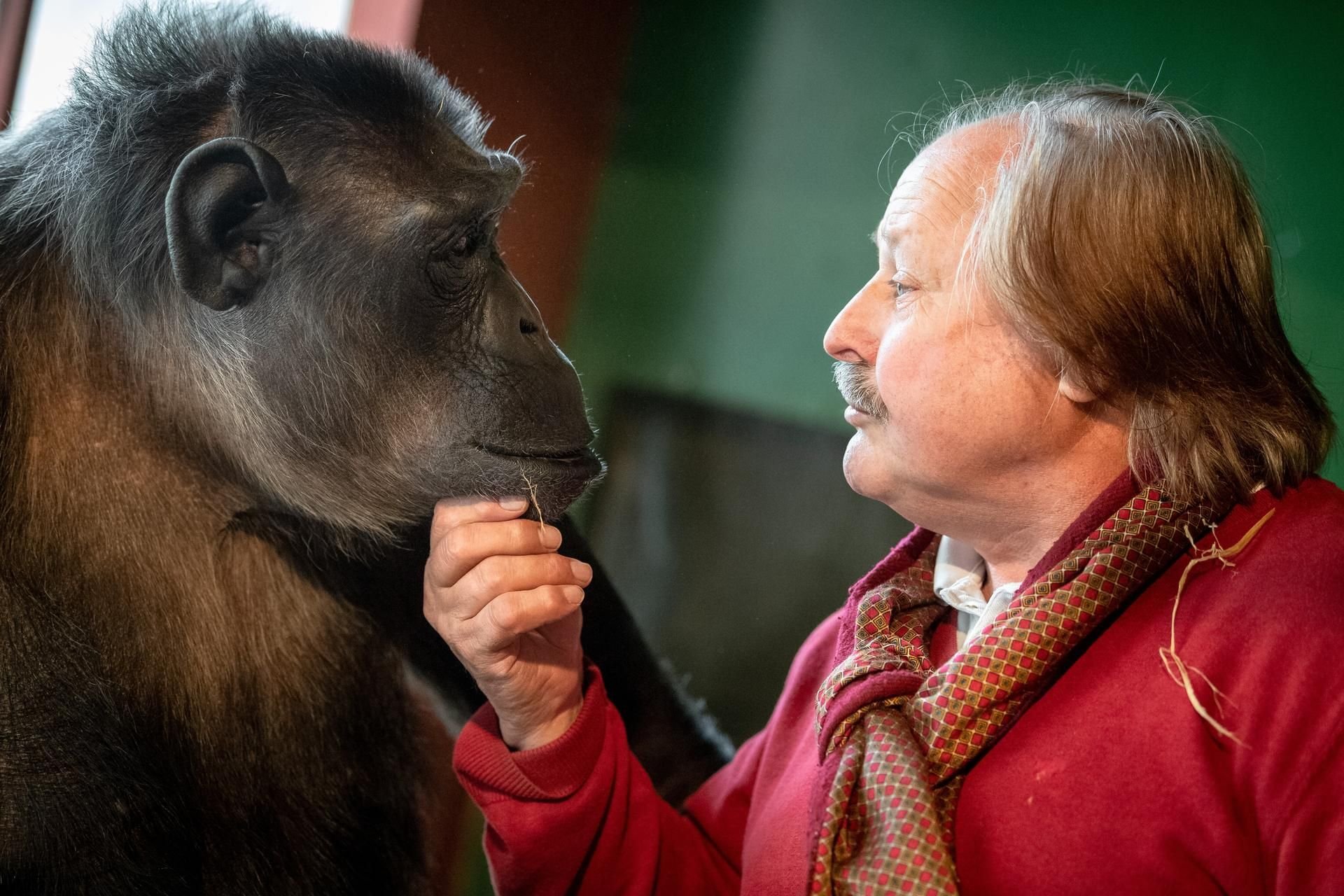 Zirkusdirektor Klaus Köhler und Schimpanse Robby