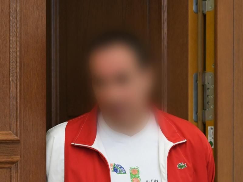 Der 48-jährige Angeklagte kommt zum Prozessbeginn in den Gerichtssaal des Landgerichts. Foto: Arne Dedert