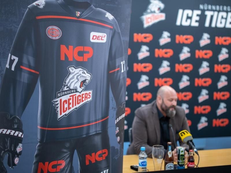 Wolfgang Gastner, Geschäftsführer der Nürnberg Ice Tigers, präsentiert den neuen Geldgeber. Foto: Daniel Karmann/dpa