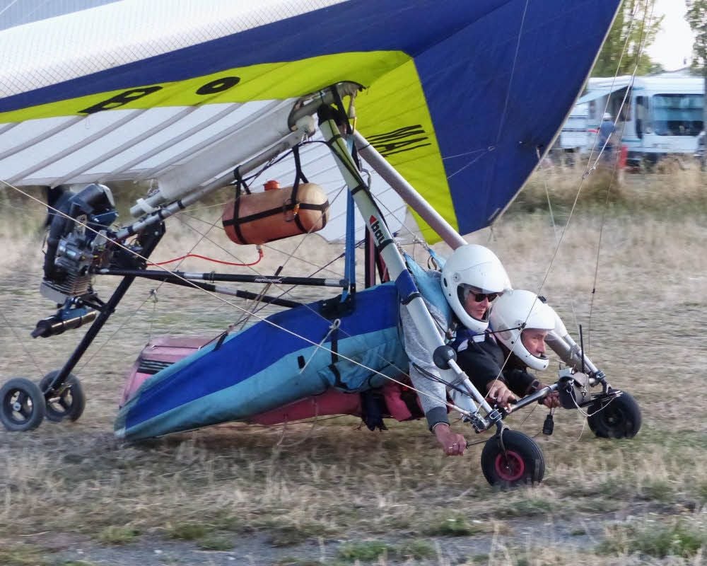 Ganz selten anzutreffen: ein Tandem-Minimum - Uta und Detlef Wittig lieben es romantisch und fliegen gern gemeinsam in der Abendsonne.