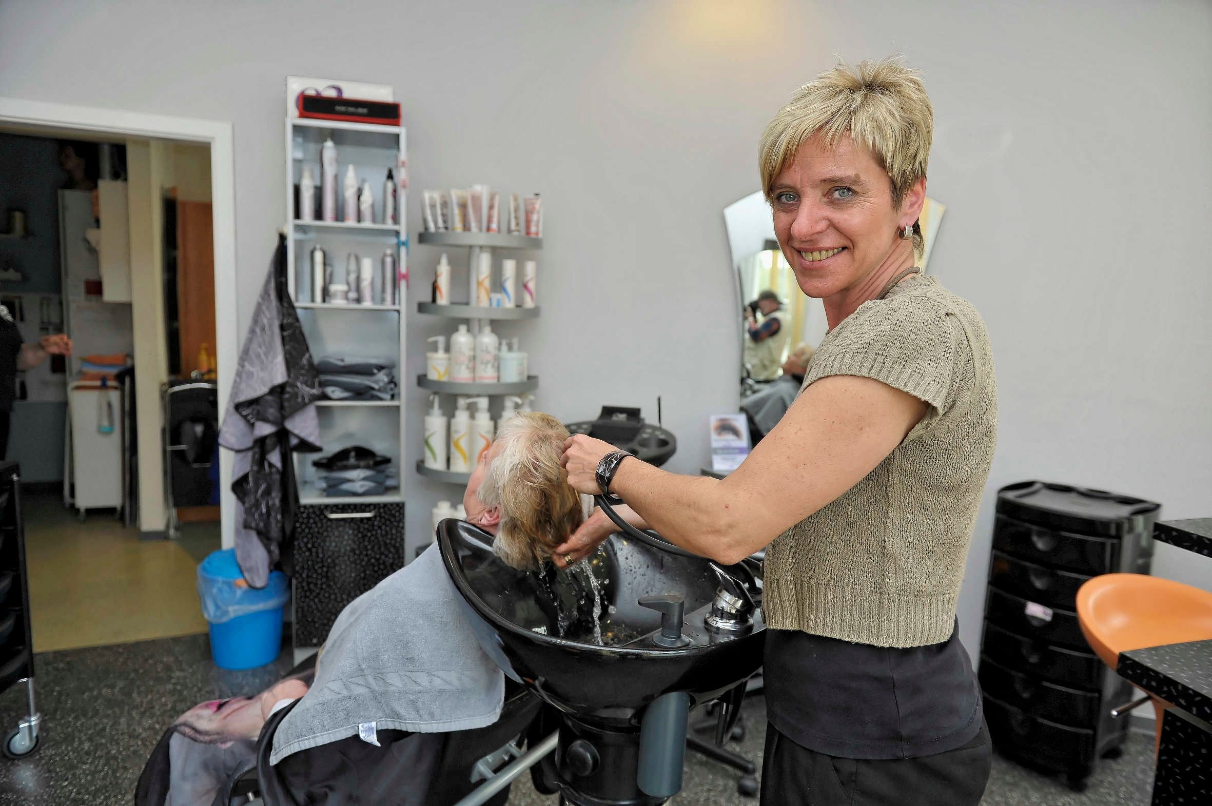 Birgit Herzau arbeitet im Salon in der Grenzstraße.
