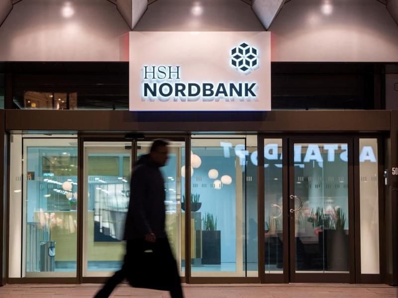 Ein Mann geht an einer HSH Nordbank vorbei. Foto: Daniel Bockwoldt/Archiv