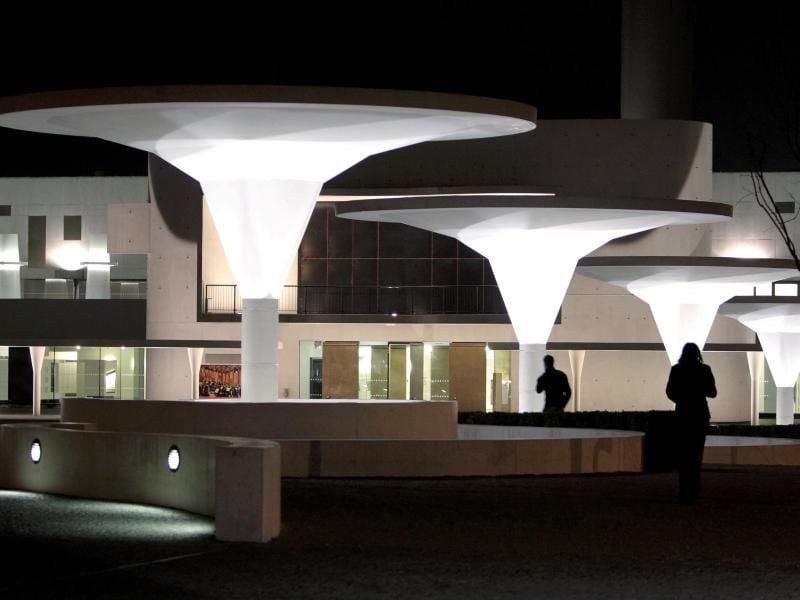 Haupteingang des Staatstheaters von Darmstadt. Foto: Roland Holschneider/dpa/Archivbild