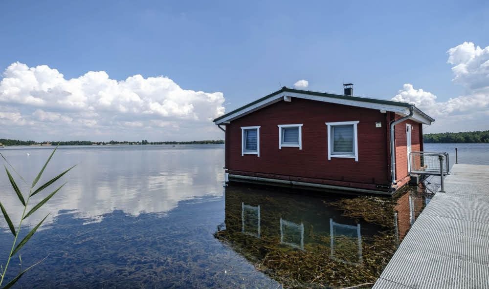 Ein Highlight sind die schwimmenden Häuser im See.