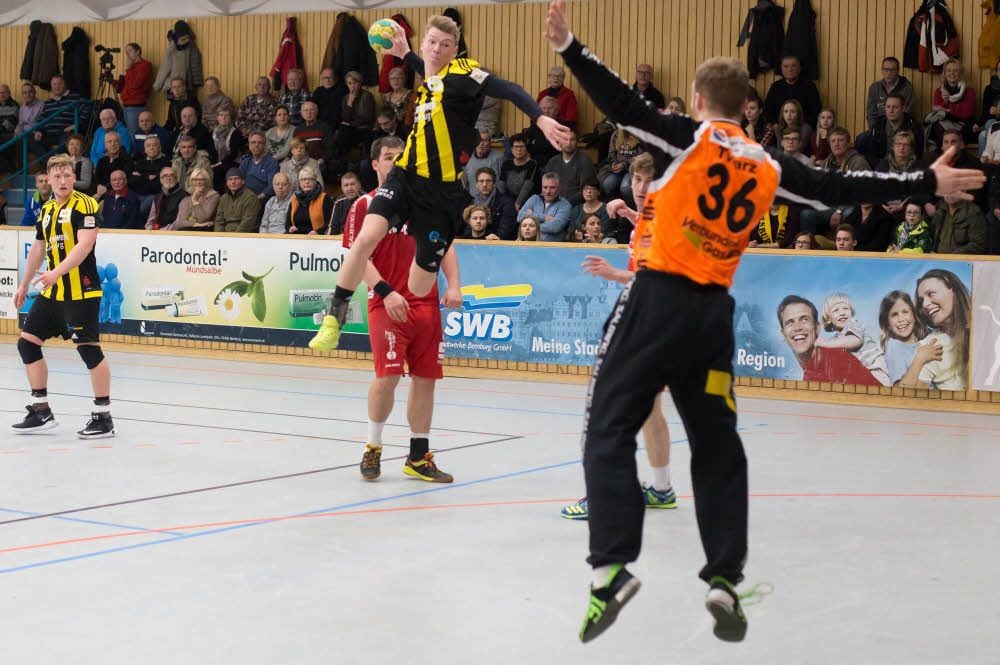 Lucas Marschall (beim Wurf) war mit acht Treffern zweitbester Werfer des SV Anhalt Bernburg.